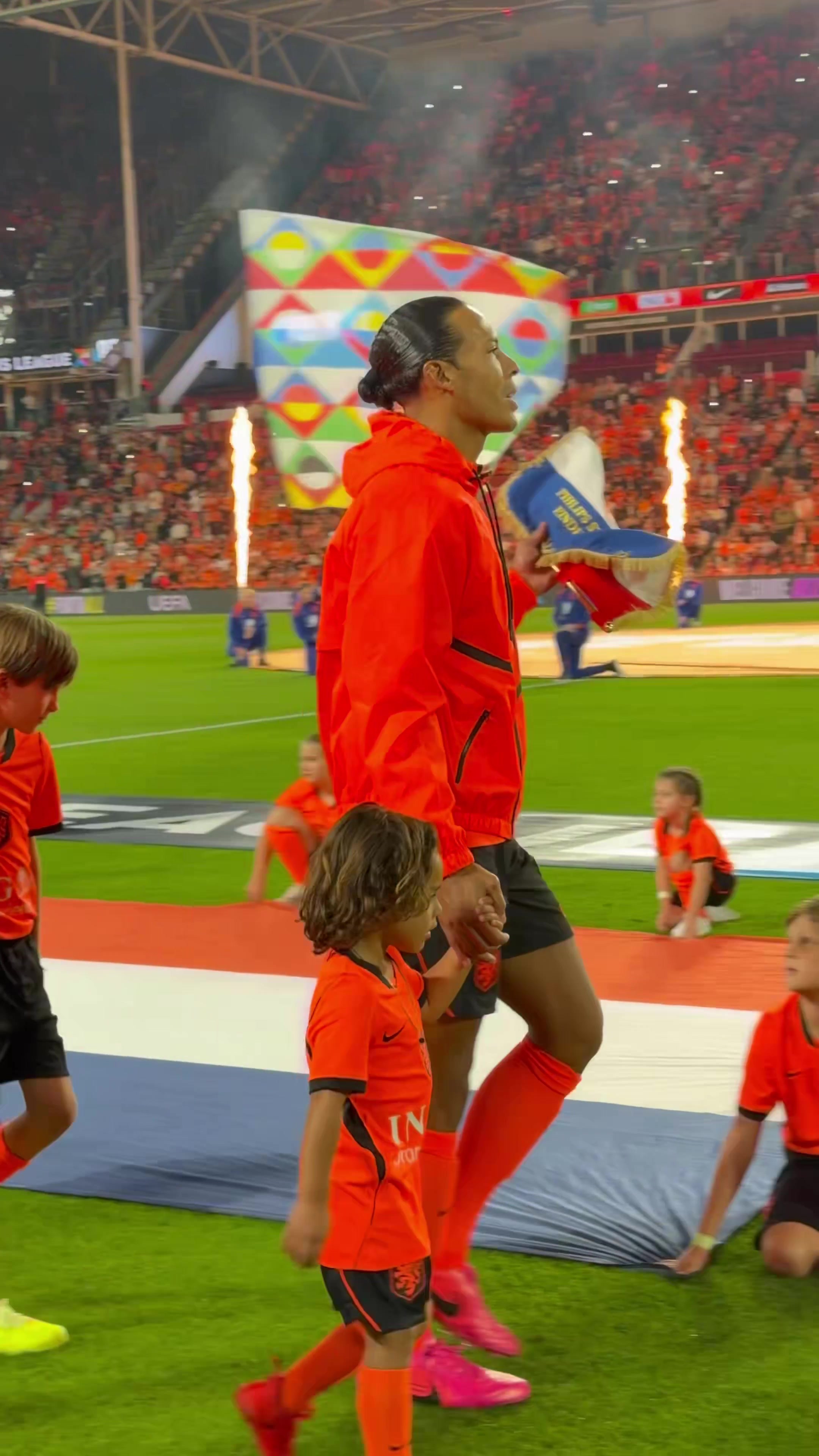 里程碑！范戴克带儿子一起出场，庆祝他的第100场国家队比赛